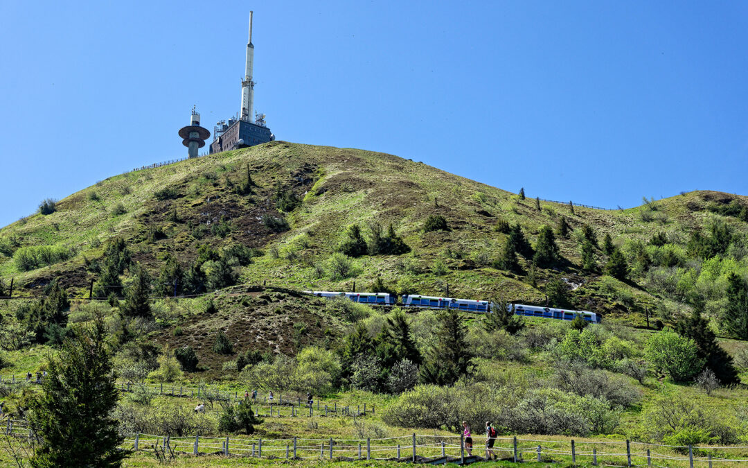 AUVERGNE – PUY de DÔME – Du train au sommet