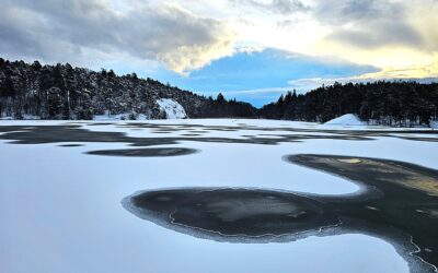 Un lac immobile, un bateau solitaire et la glace qui murmure